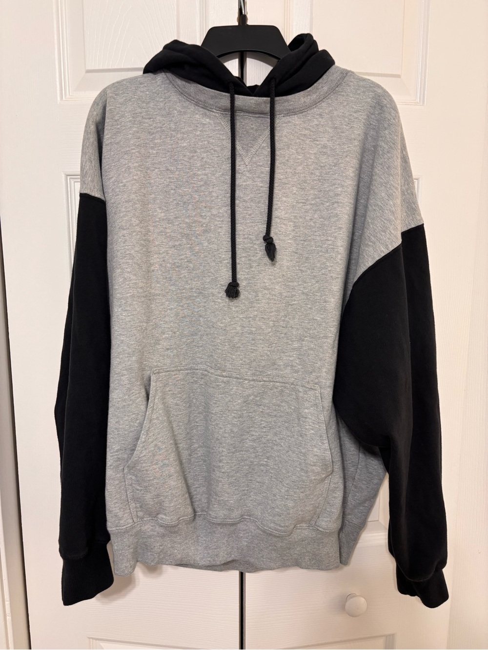 Brandy Melville Women’s XXL
Hoodie sweatshirt gray and black